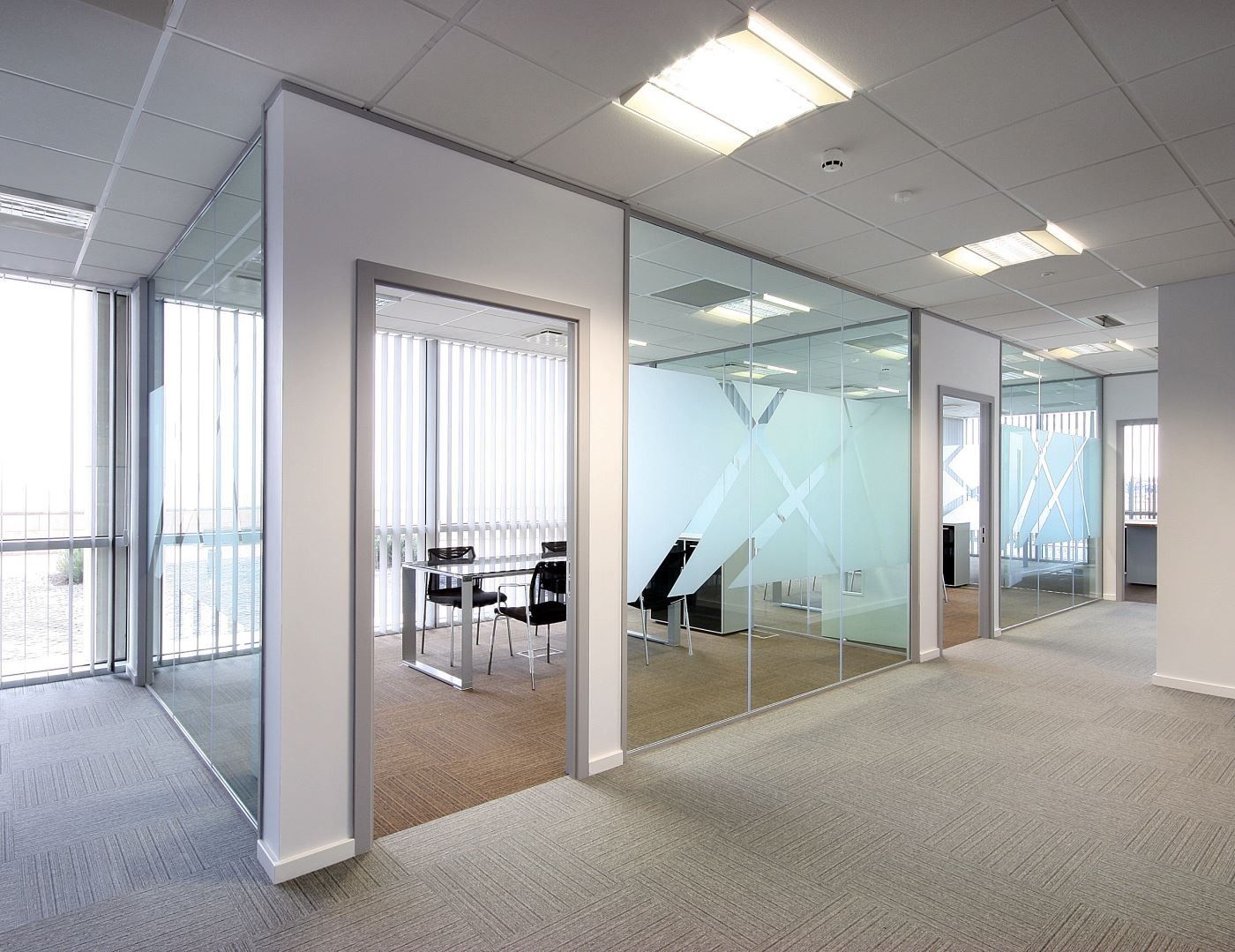 Divisória modular em drywall com vidro para ambientes corporativos