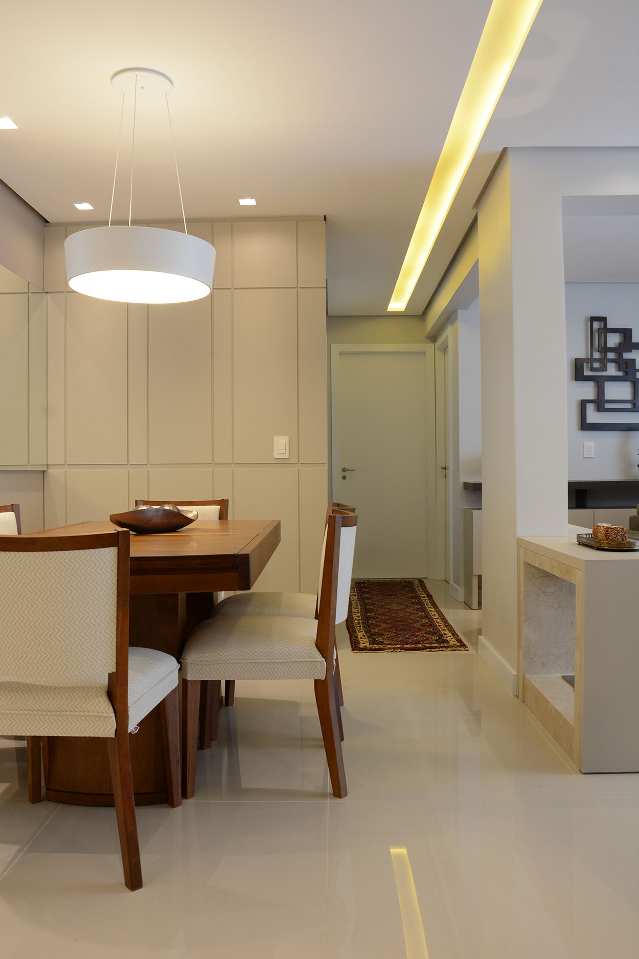 Sanca de gesso iluminada com LED em projeto residencial