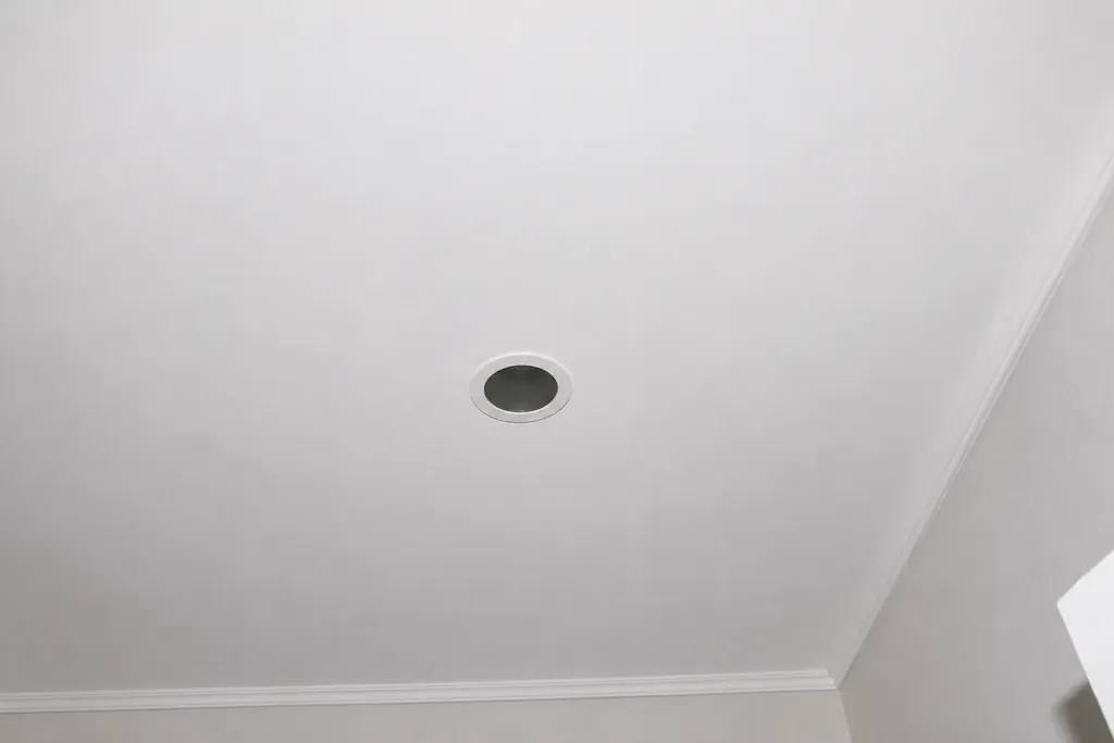 Teto de gesso reparado após acabamento profissional